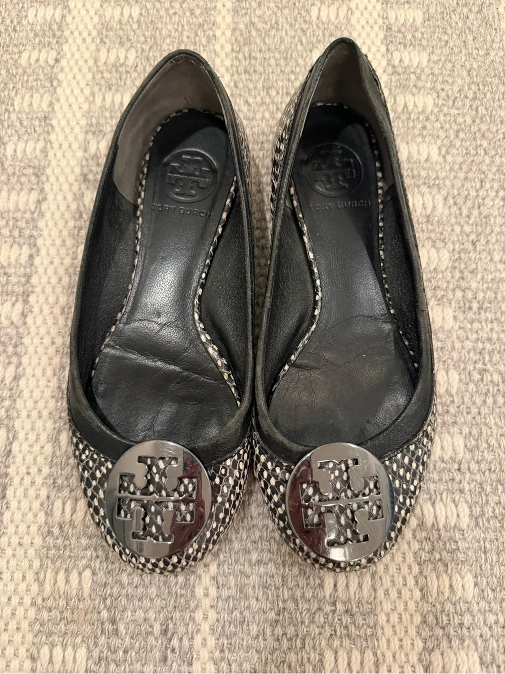 Tory Burch Size 6 Black Snakeskin-Print Logo Round-Toe Ballet Flats
